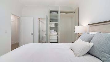 3 bedrooms, desk, iron/ironing board, travel cot