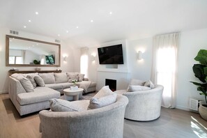 TV, fireplace - Luxury 3BD Retreat Newly Remodeled Beverly Hills (Beverly Hills)