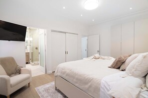 3 Schlafzimmer, Schreibtisch, Bügeleisen/Bügelbrett, Reisekinderbett