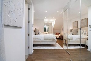 2 quartos, escrivaninha, ferros/tábuas de passar roupa, berço de viagem