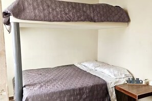 4 عدّة غرف نوم وملاءات أسرّة