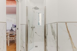 Shower, hair dryer, bidet, towels