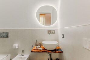 Dusche, Haartrockner, Bidet, Handtücher