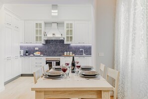 Mikrowelle, Ofen, Herdplatte, Geschirrspüler