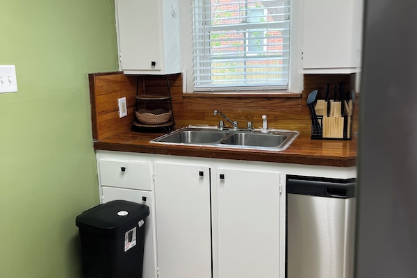 Mikrobølgeovn, kokeplater og oppvaskmaskin