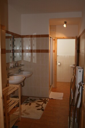 Dusche, Handtücher, Seife, Toilettenpapier