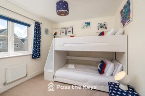 4 bedrooms, iron/ironing board, travel crib, free WiFi - Pass the Keys | Spacious, Modern Family Home - 20 mins to Oxford (Marcham)