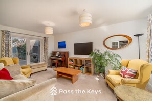 TV, books - Pass the Keys | Spacious, Modern Family Home - 20 mins to Oxford (Marcham)