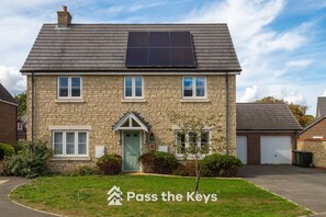 Exterior - Pass the Keys | Spacious, Modern Family Home - 20 mins to Oxford (Marcham)