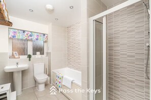 Hair dryer, towels - Pass the Keys | Spacious, Modern Family Home - 20 mins to Oxford (Marcham)