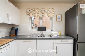 ثلاجة، ميكروويف، فرن، غسالة أطباق