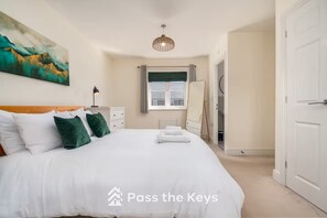 4 عدّة غرف نوم ومكواة/لوح كي وسرير سفر وواي فاي مجانًا