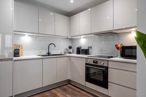 ثلاجة، ميكروويف، فرن، غسالة أطباق