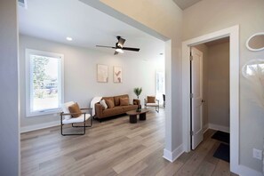 TV, offices - 7 Min to Downtown | 8 to Duke | Car Rental Avail. (Durham)