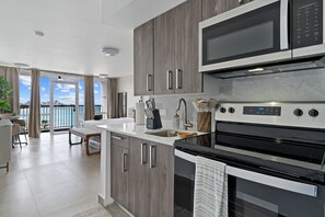 Kühlschrank, Mikrowelle, Ofen, Herdplatte