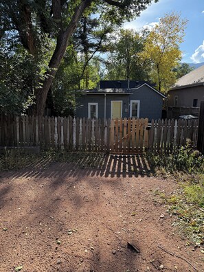 Exterior - Rustic Old Colorado Springs! 1 bedroom cottage with work from home office.   (Colorado Springs)