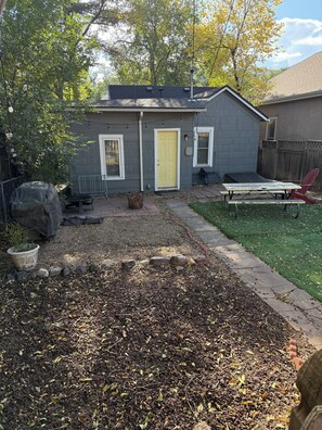 Outdoor dining - Rustic Old Colorado Springs! 1 bedroom cottage with work from home office.   (Colorado Springs)