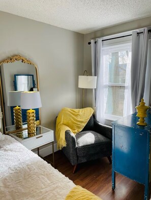 1 bedroom, iron/ironing board, WiFi, bed sheets - Rustic Old Colorado Springs! 1 bedroom cottage with work from home office.   (Colorado Springs)