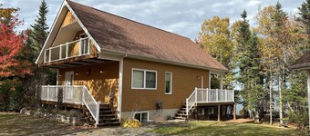 Maison de style chalet en bordure de rivière, au coeur de la Péninsule Acadienne