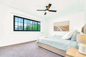 6 bedrooms, iron/ironing board, WiFi, bed sheets - Homestead on Fennell - Fresh Eggs, Farm & BBQ Fun (Blackalls Park)