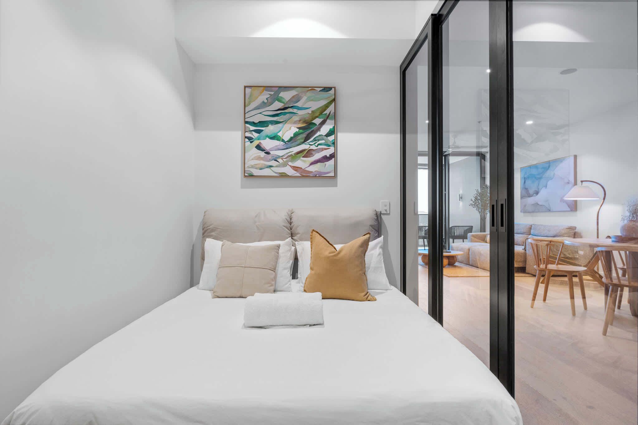 10 عدّة غرف نوم ومكواة/لوح كي وواي فاي وملاءات أسرّة