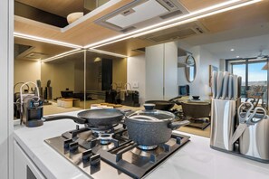 Refrigerador, microondas, horno y parrilla de estufa 