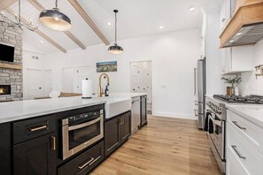 ميكروويف، فرن، موقد طهي مسطح، غسالة أطباق