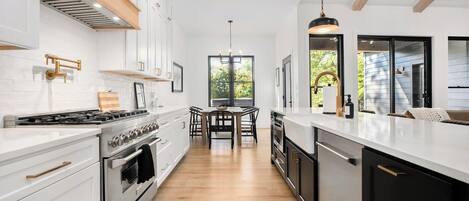 Microondas, horno, placa de cocina, lavavajillas