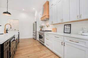 ميكروويف، فرن، موقد طهي مسطح، غسالة أطباق