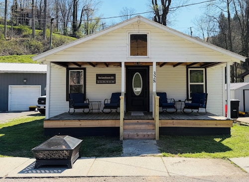 Lovely 2-bedroom house river front in Webster Springs