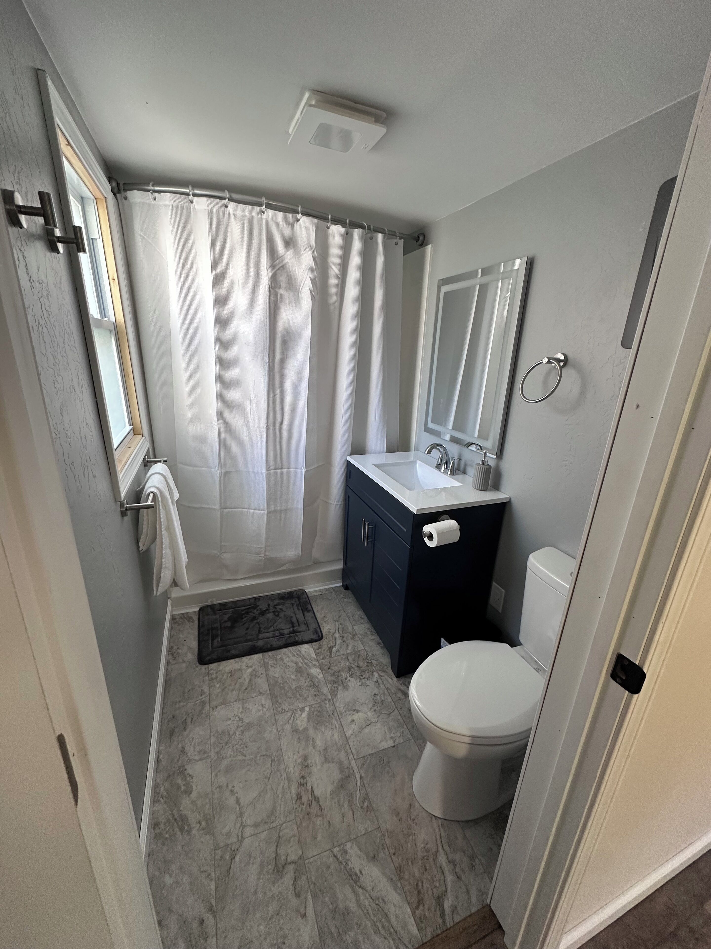 Douche, sèche-cheveux, serviettes fournies, savon