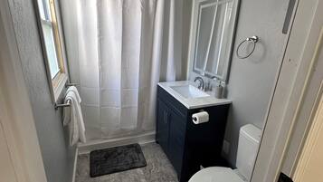 Douche, sèche-cheveux, serviettes fournies, savon