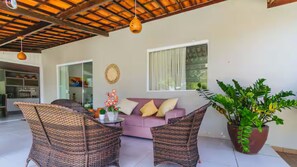 Classic House, Lanai, Garden View | Living area