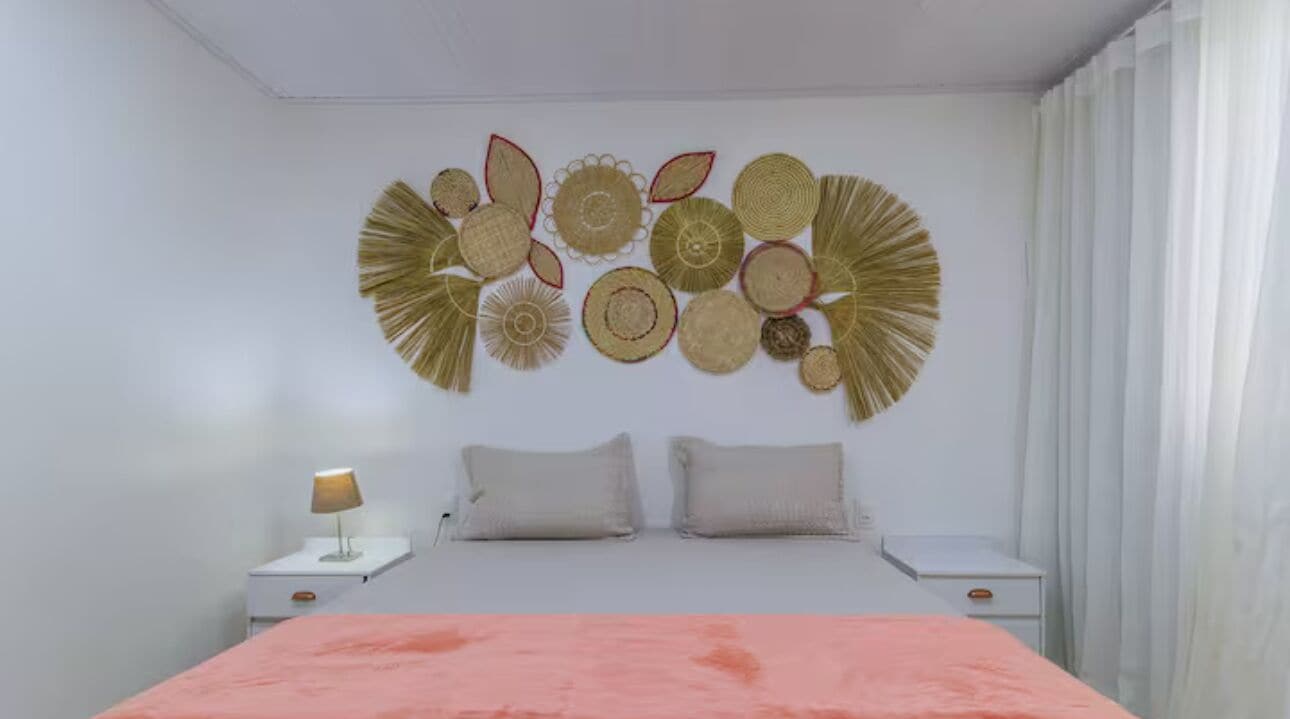 Muebles diferentes, cortinas blackout y tabla de planchar con plancha 