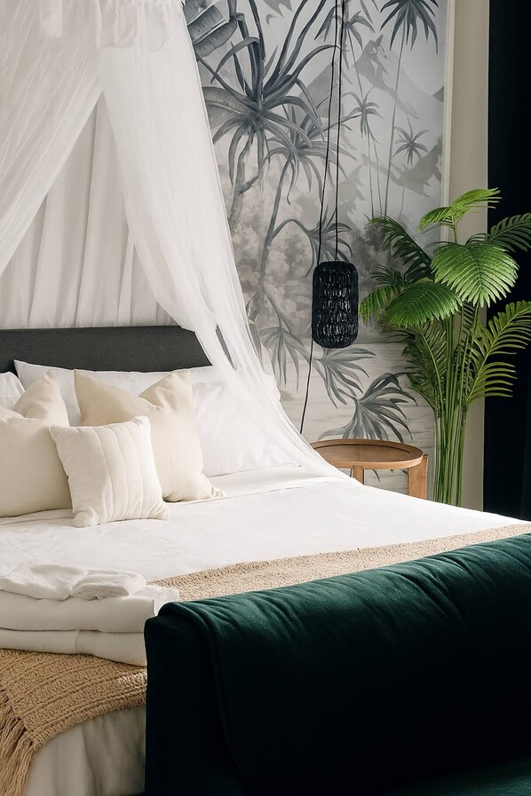 3 habitaciones, escritorio y tabla de planchar con plancha 