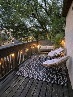 Terrace/patio - Chicago 3 BR 3 BA, Free Street Parking, 2 Decks w/ Fire Pit, Fast Internet  & Pool Table (Chicago)