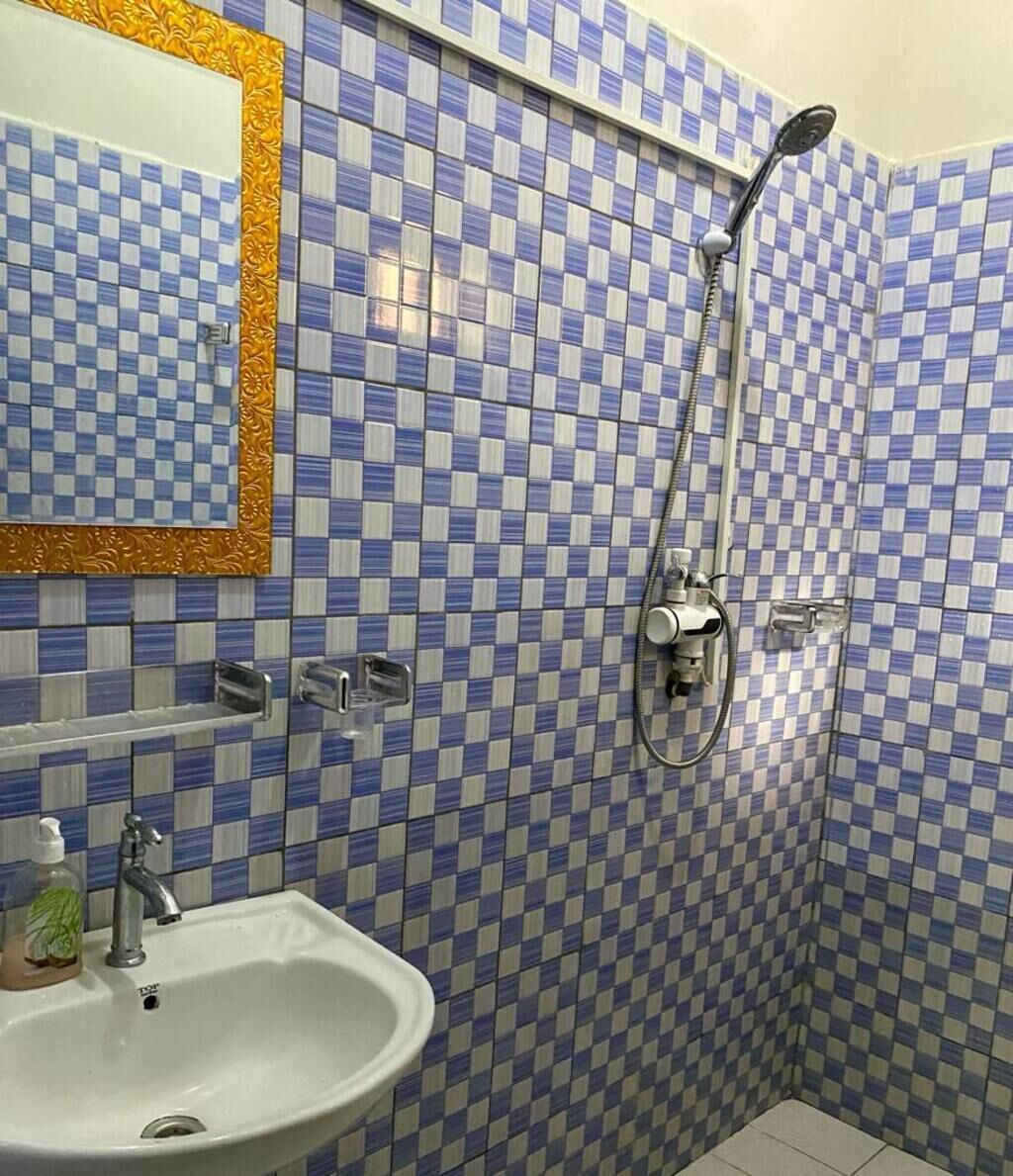 Toalhas de banho, sabonete, papel higiênico 