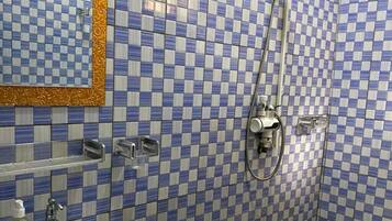 Toalhas de banho, sabonete, papel higiênico