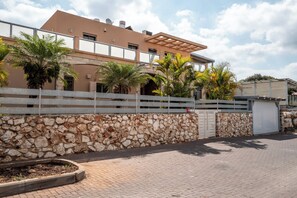 Exterior - A Vacation You’ll Remember Forever – Luxury Family Villa with a Heated Pool (Avdon)