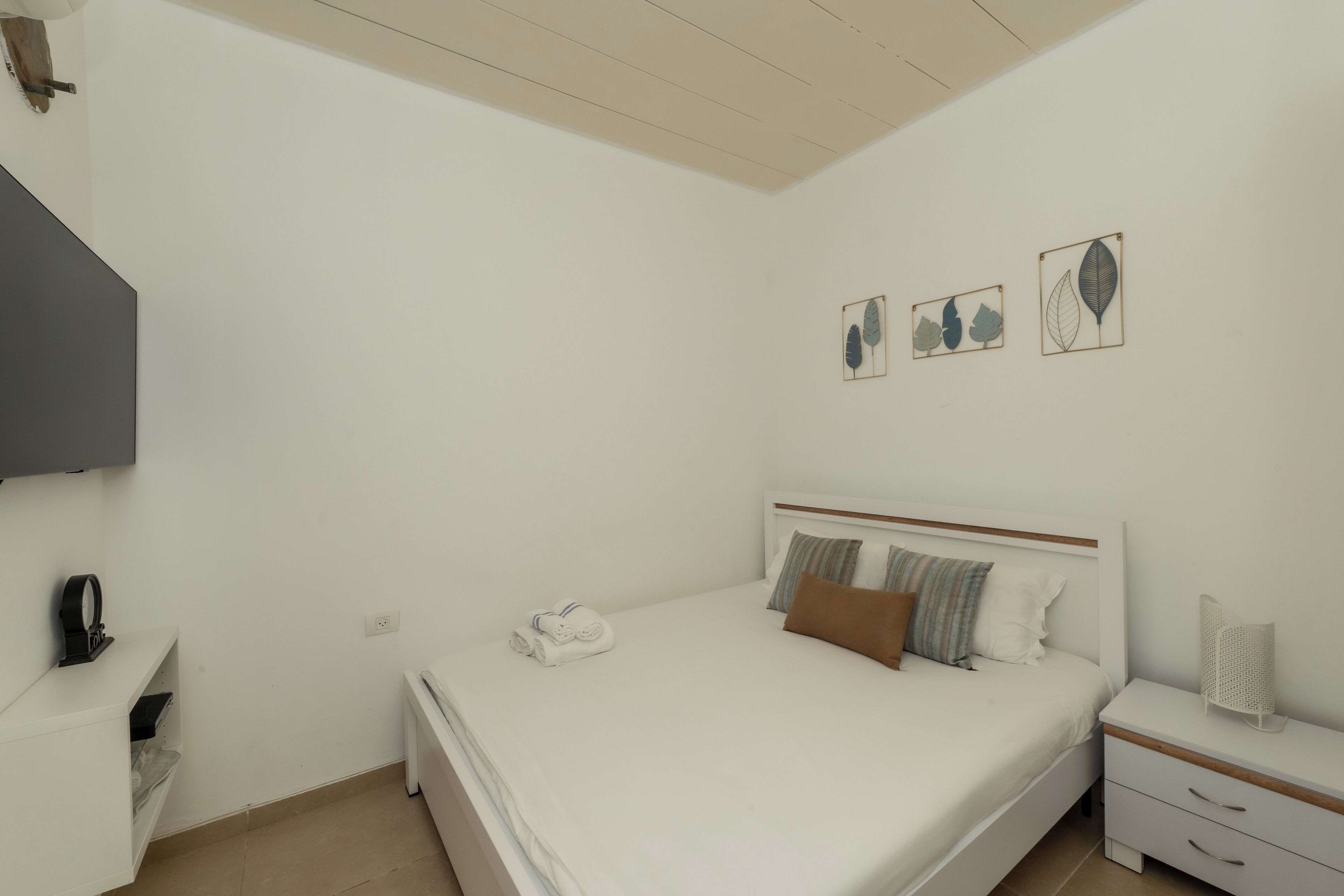 7 bedrooms, WiFi (free), bed sheets