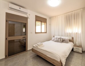 7 bedrooms, free WiFi, bed sheets, wheelchair access - A Vacation You’ll Remember Forever – Luxury Family Villa with a Heated Pool (Avdon)