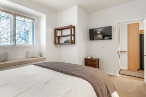 3 bedrooms, desk, iron/ironing board, free WiFi