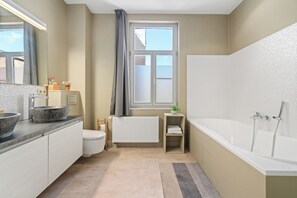 Deluxe Double Room, Canal View | Bathroom - Gentpoort City Suites (Bruges)