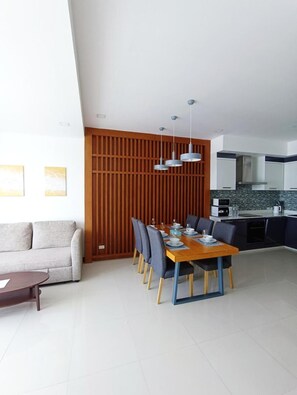 Apartment, 2 Bedrooms, Smoking, Balcony | Dining room