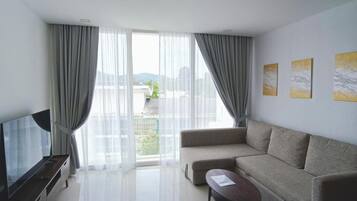 Apartment, 2 Bedrooms, Smoking, Balcony | Living room