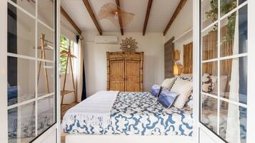 1 quarto, ferros/tábuas de passar roupa, berço de viagem