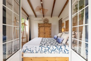 1 habitación, tabla de planchar con plancha y cuna de viaje 