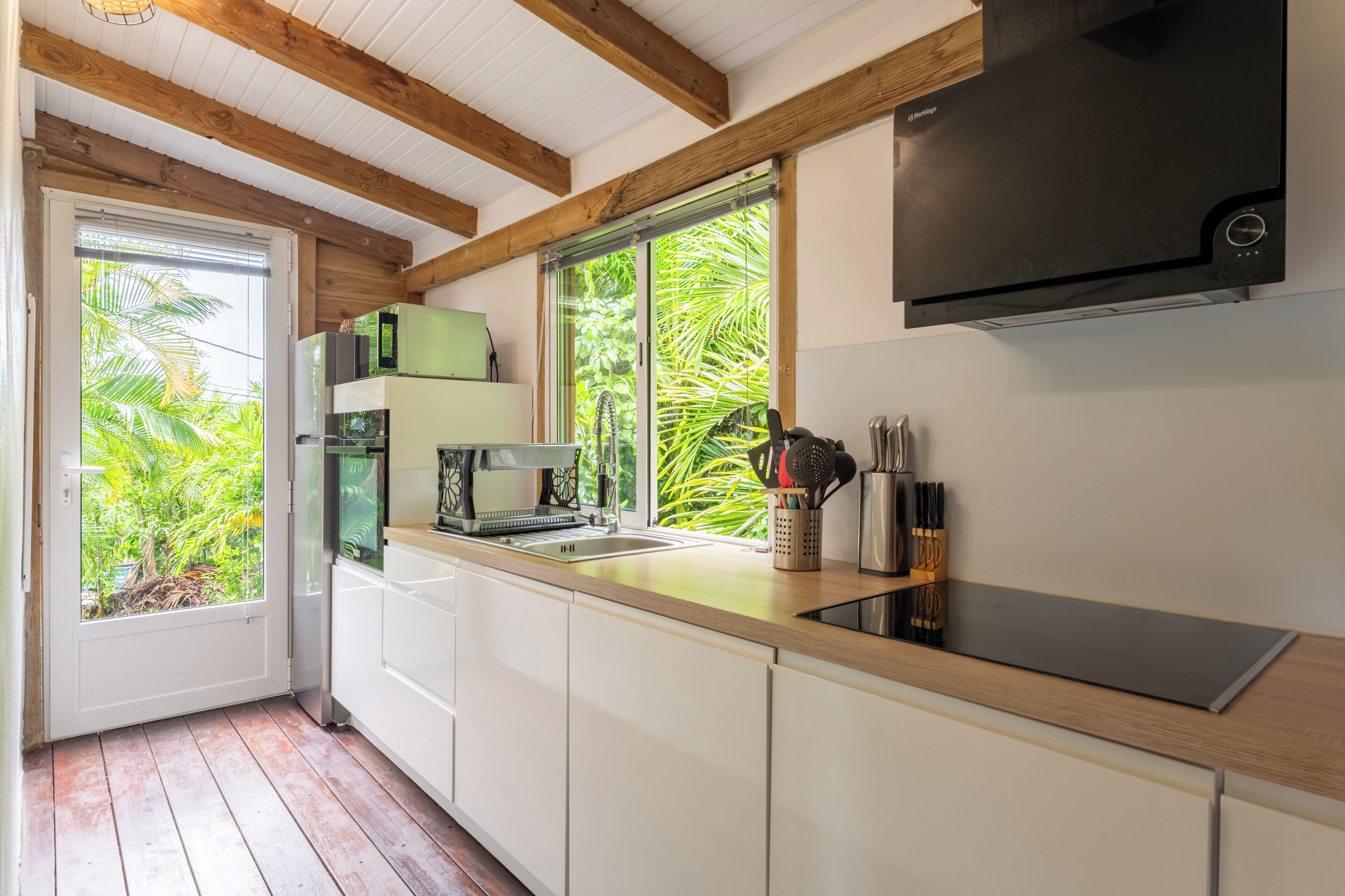 冷蔵庫、電子レンジ、オーブン、コンロ