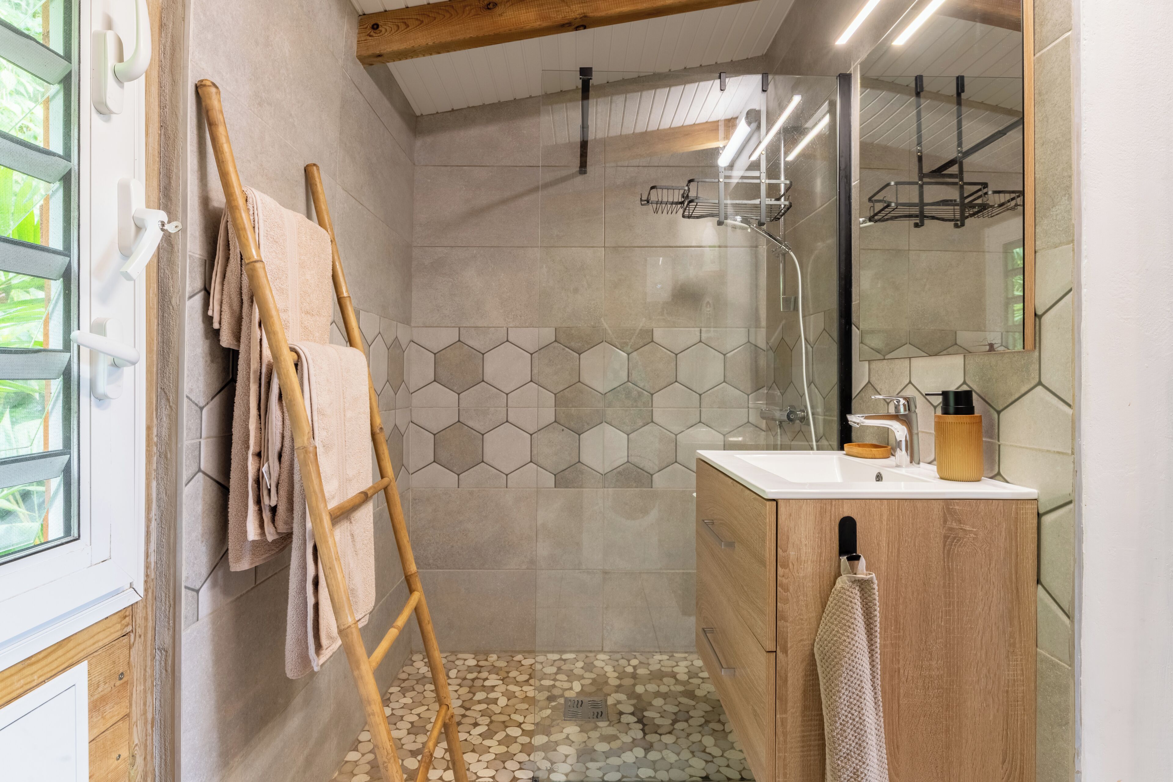 Sèche-cheveux, serviettes fournies, savon, papier toilette