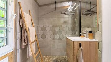 吹风机、毛巾、肥皂、卫生纸